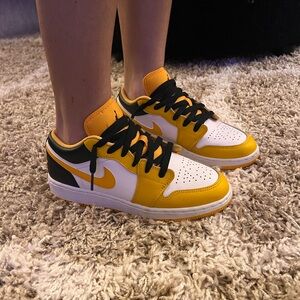 Air Jordan 1 Low — Yellow Black White - Taxi